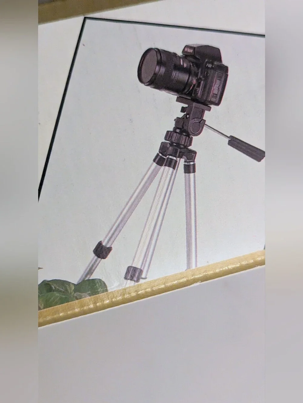 Sakar TR-1S Photo / Video Camera Tripod 4 Section (Extends 50.5”). Original Box.